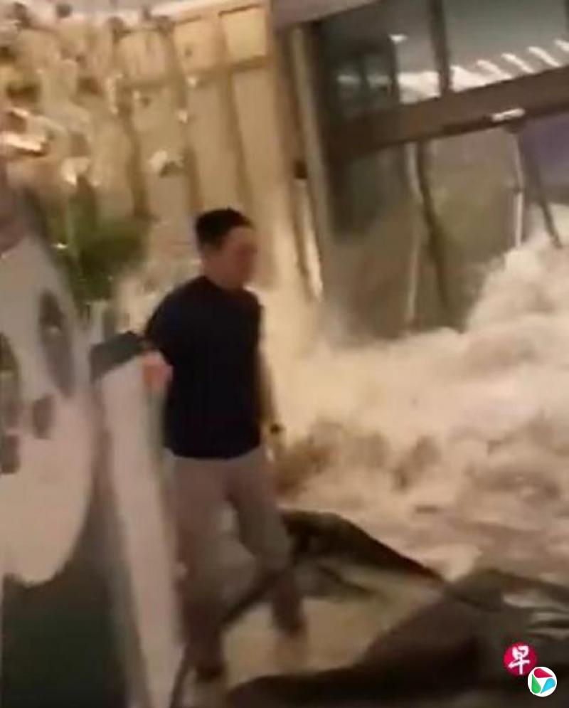 香港多处海水倒灌 有酒店大门被水冲破