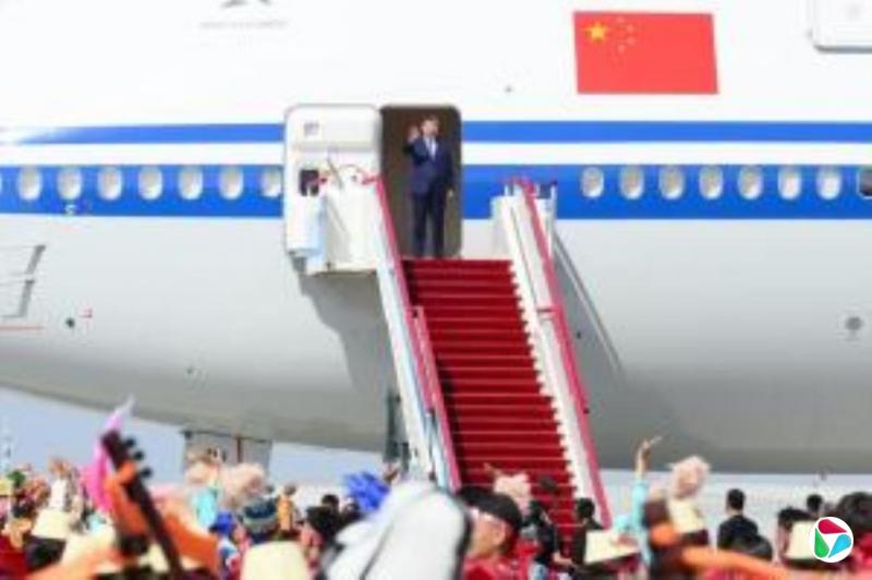 习近平今早参观新疆自治区成立70周年主题成就展