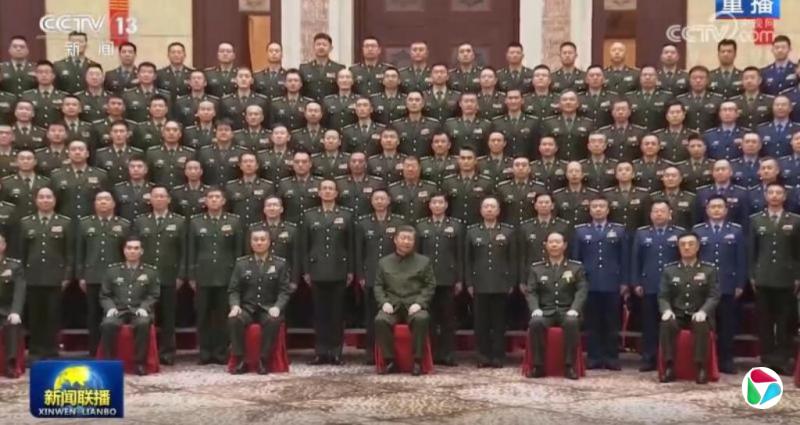 新疆军区政委司令员双双缺席 习近平接见驻疆军官文东升中将陪同