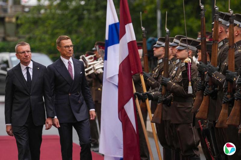 9月16日,拉脱维亚总统林克维奇斯(左)和芬兰总统斯图布在拉脱维亚里加城堡检阅仪仗队。(法新社)