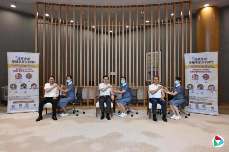 李家超与港官员接种流感疫苗 吁民众尽早接种