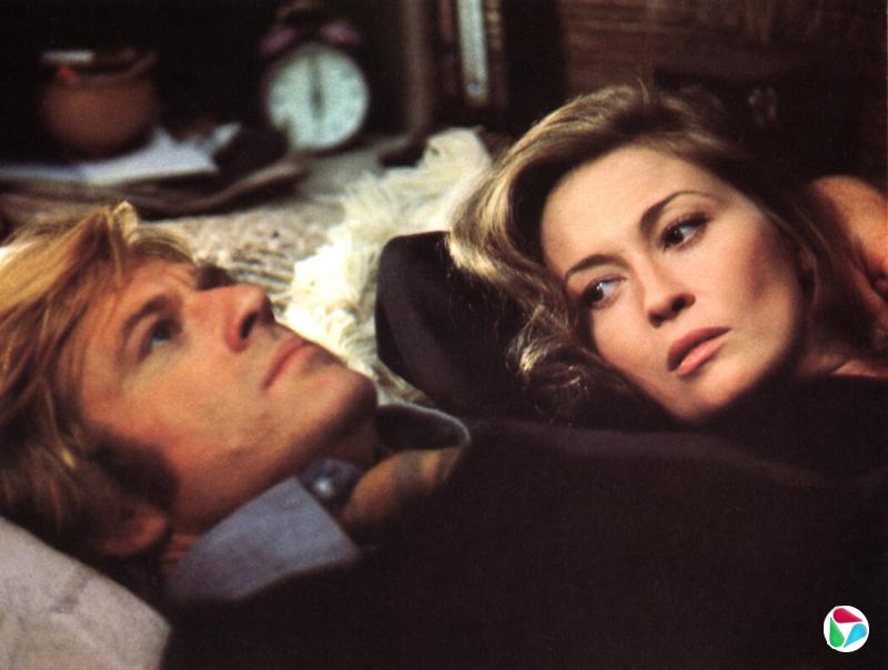 雷德福与费·唐纳薇在《秃鹰七十二小时》中的表演。