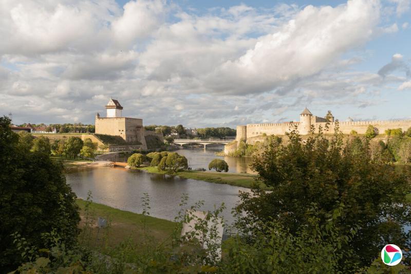 纳尔瓦位于纳尔瓦河左岸,与俄罗斯的伊万戈罗德隔河相望,两城由一座桥梁相连。