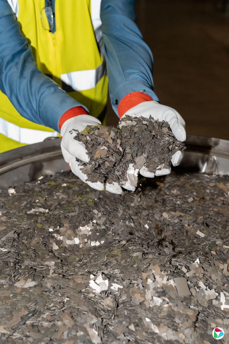 用稀土金属与铁和硼混合制成的磁体合金片。