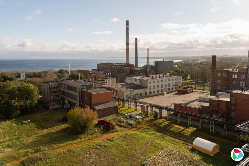 一家加拿大公司在爱沙尼亚锡拉迈埃的一座海滨综合设施从矿石中提炼稀有金属,该设施旁边是一座以旧建筑木材为燃料的发电厂。