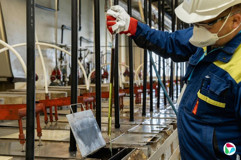 锡拉迈埃精炼厂的一名经理,该厂从事稀土分离工作。