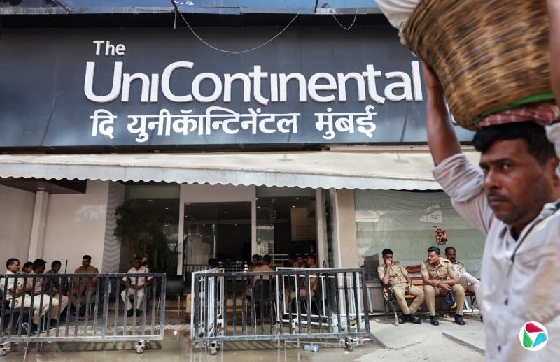 今年3月,印度孟买库纳尔·卡姆拉工作室外的警察。这位喜剧演员在演出后遭到法律诉讼威胁。