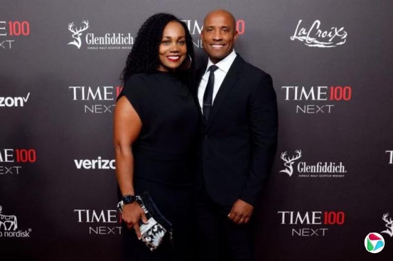 维克多·格洛弗 (Victor Glover) 出席在纽约市举办的Time100 Next at Second活动时,身着西装打着领带,在红毯上与一位未透露姓名的女子合照。