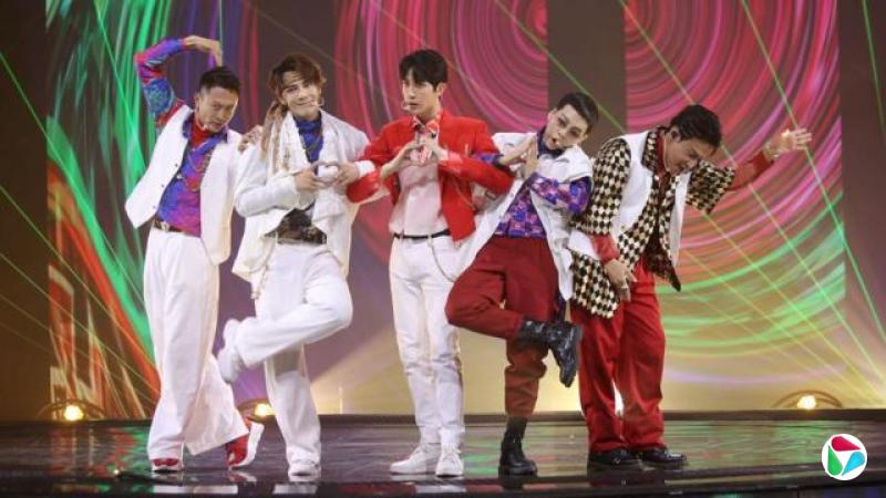 于朦胧(中)是一名中国歌手、演员,曾出演大热剧《三生三世十里桃花》,也曾参加《快乐男声》等选秀综艺。