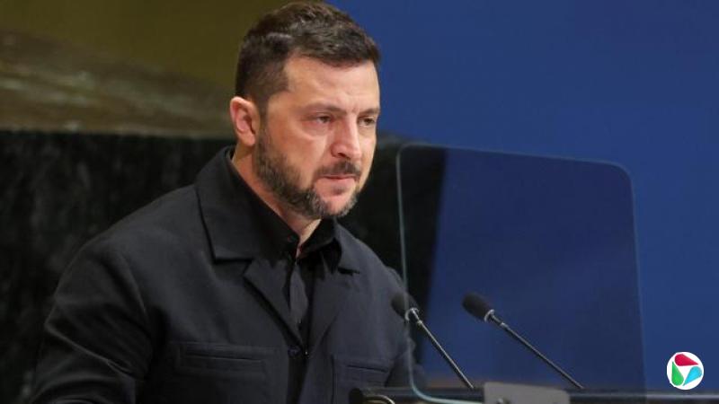 乌克兰总统泽连斯基穿着深色外套和衬衫,在联合国大会上发表演说。