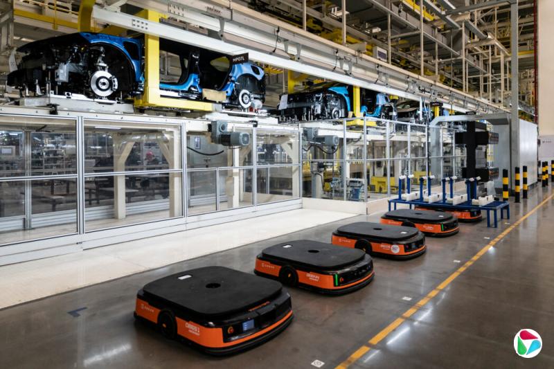 宁波极氪汽车工厂里运送重物的自动平板车。