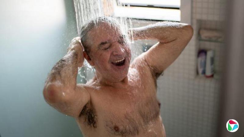 一名男子在花洒下淋浴