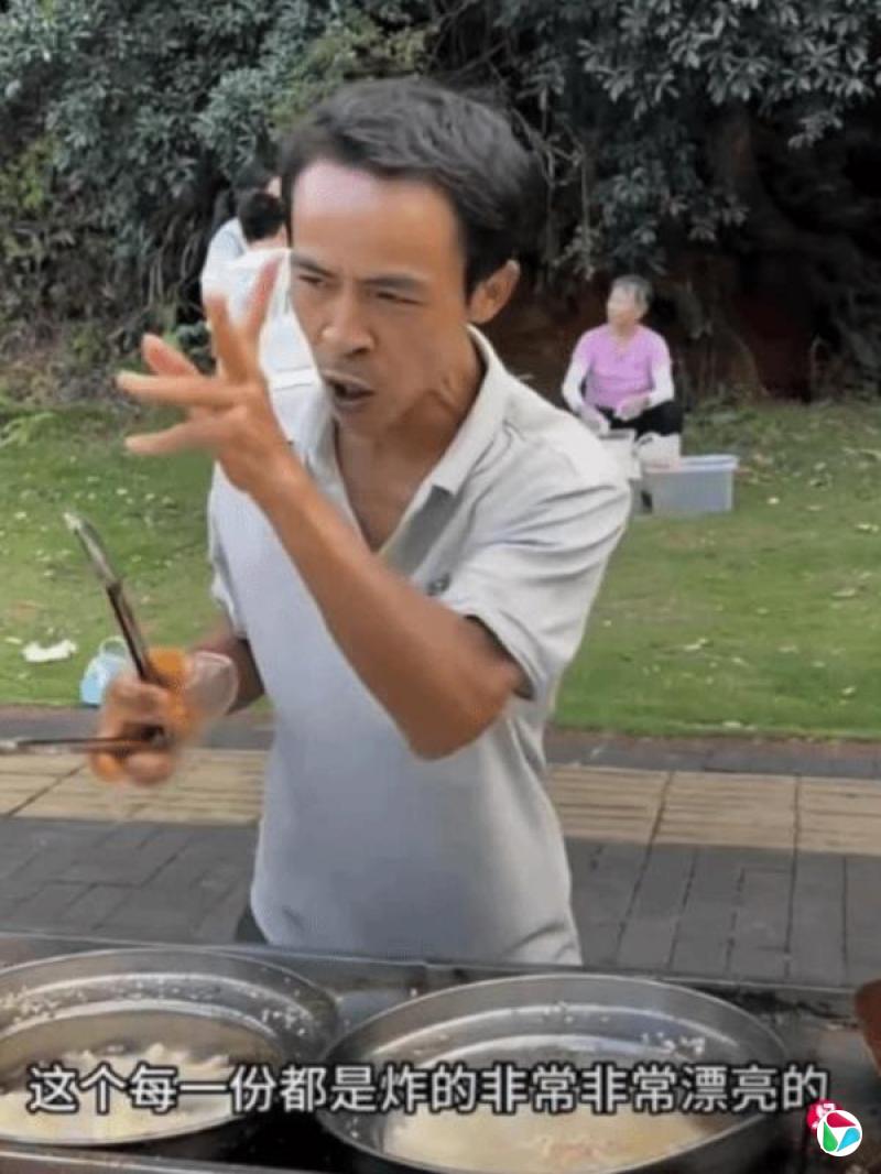 江西“鸡排哥”爆红带动旅游 当地酒店涨价达三倍