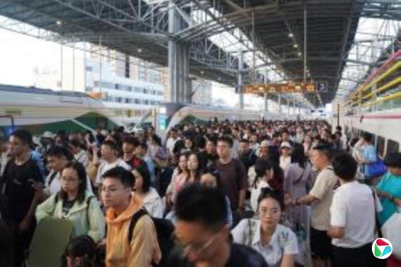 国庆中秋假期首日 中国铁路预计发送旅客2300万人次
