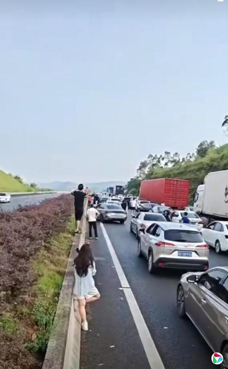 中国国庆假期高速拥堵 深圳车主15小时未出广东