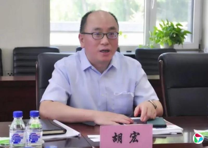 官方披露:在对胡宏审查调查过程中发现,他多次收受奢侈品包、手机、海鲜