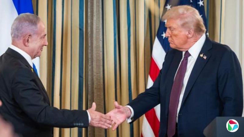 美国总统特朗普(右)与以色列总理内塔尼亚胡(左)握手,两人身后分别悬挂着以色列国旗和美国国旗。两人均身穿深色西装和白色衬衫。