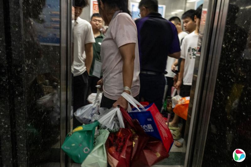 进入赛格广场狭小的电梯。