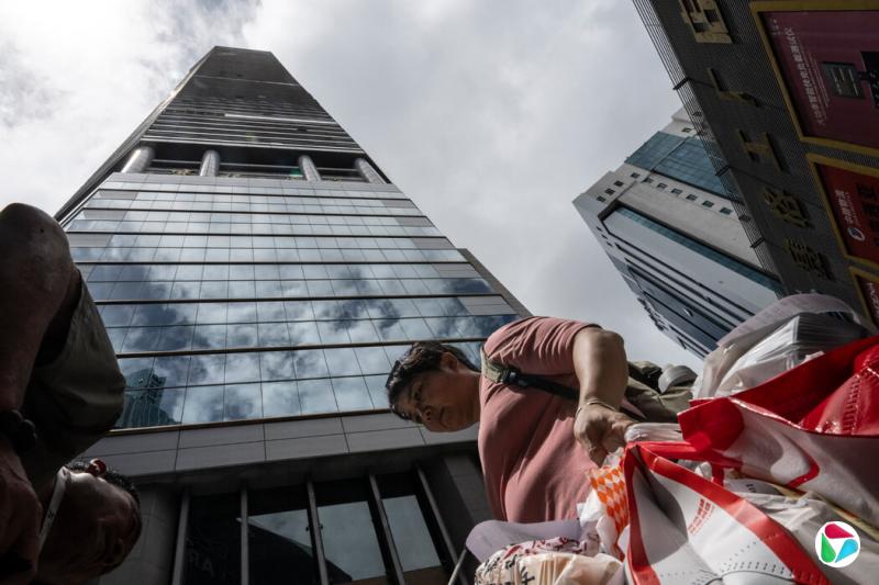 赛格广场是中国深圳最高的摩天大楼之一,入驻了成千上万的租户。