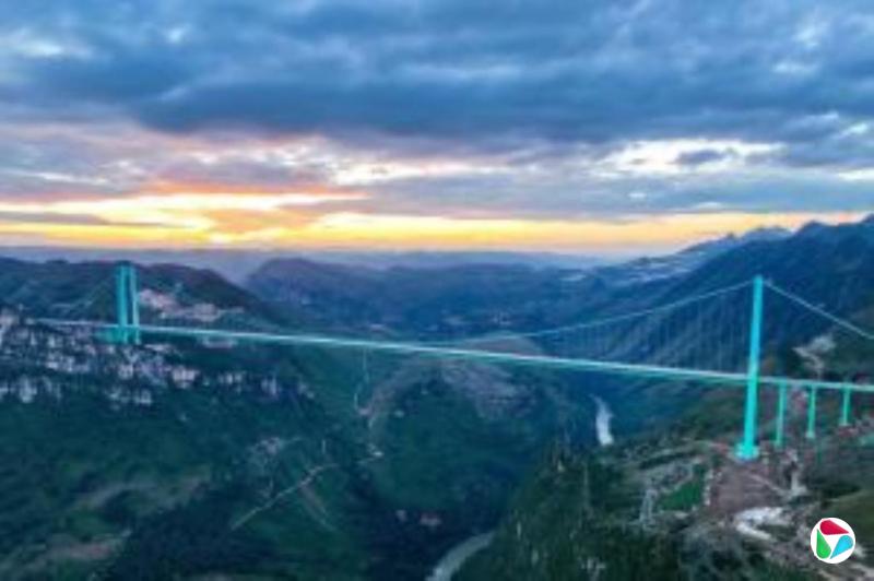 花江峡谷大桥通车后碰上长假 游客近千人滞留数小时