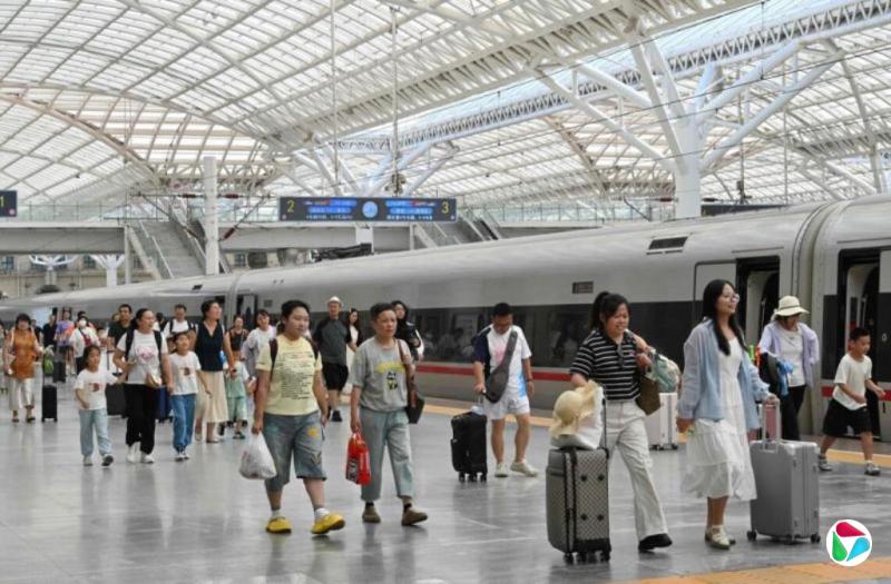 高铁超员致停运40分钟 中国铁路部门呼吁乘客勿“买短乘长”