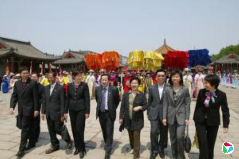 中国领导人向尚达曼总统和黄循财总理发贺电  庆新中建交35周年