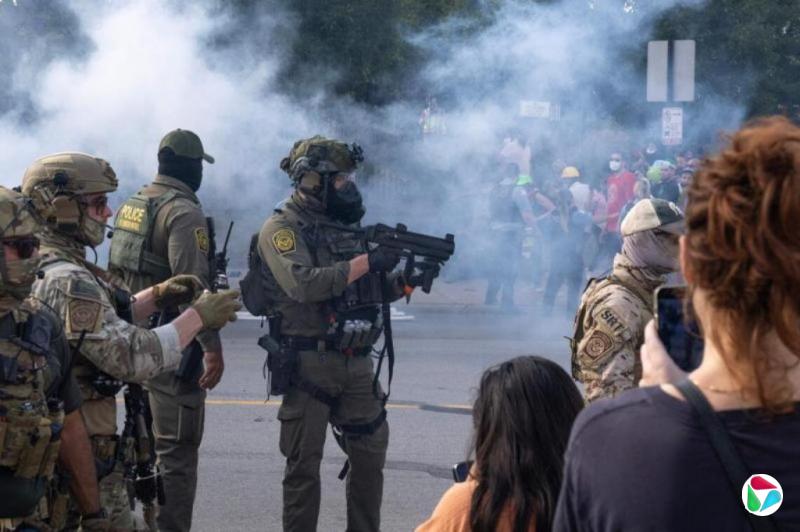 美国边境巡逻队芝加哥开枪击中持枪女子