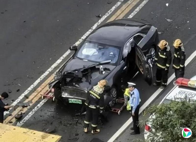 中国知名车评人陈震驾劳斯莱斯发生车祸后致歉