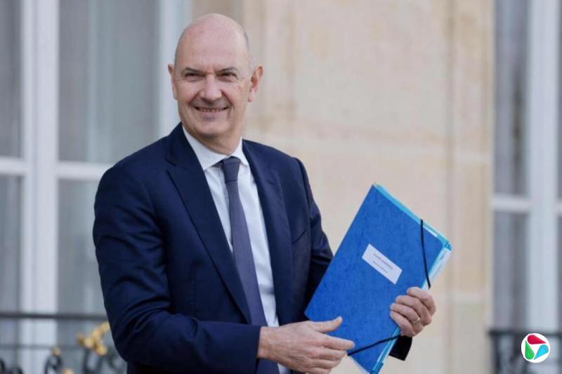 法国公布新届政府首批成员 马克龙盟友任财长