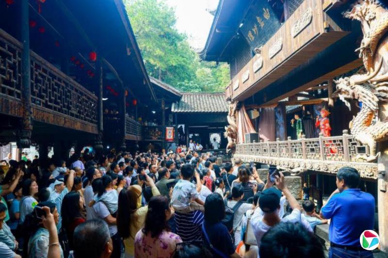 中国黄金周过半  零售餐饮消费同比上涨