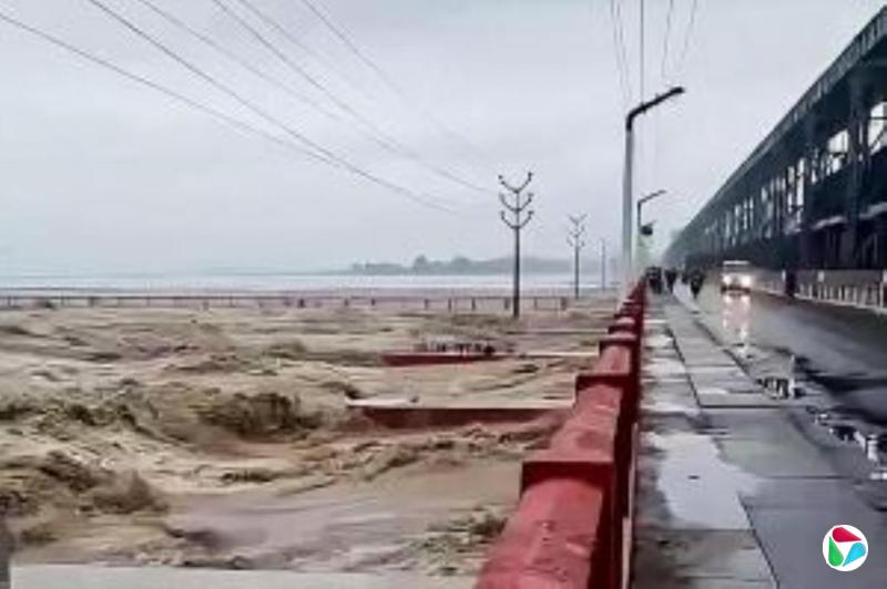 西藏350名受降雪影响徒步游客抵达接应点