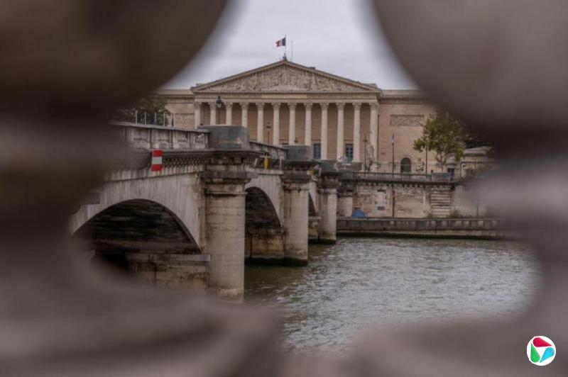 新总理上任即下台 马克龙在塞纳河独行映射政局危机