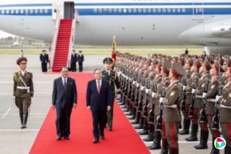 中国总理李强在朝鲜凭吊志愿军烈士