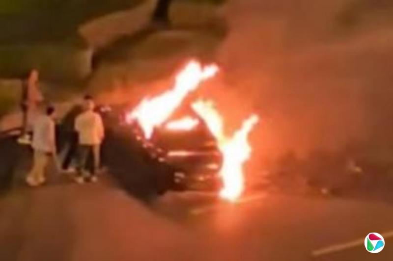 蔚来电车大理景区起火 一家四口紧急撤离