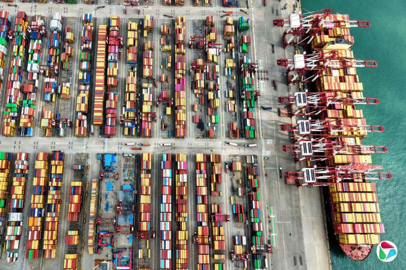 中国青岛港的一个集装箱码头,摄于上周五。美国总统特朗普宣布,将从11月1日起对中国出口美国的商品征收100%的新关税。