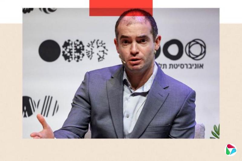 苏茨克弗戴上麦克风发言。