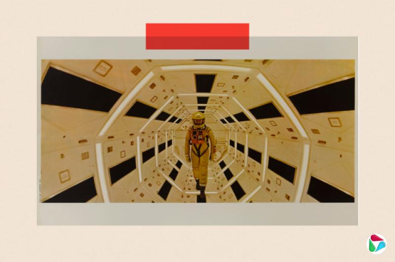 《2001太空漫游》剧照,一名太空人走在狭长通道中。