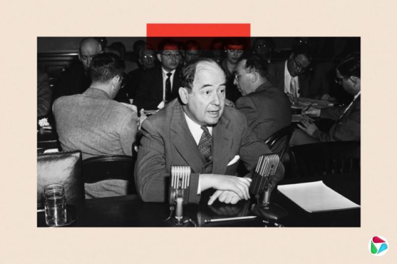 冯·诺伊曼身穿西装,坐在桌前的黑白照片。