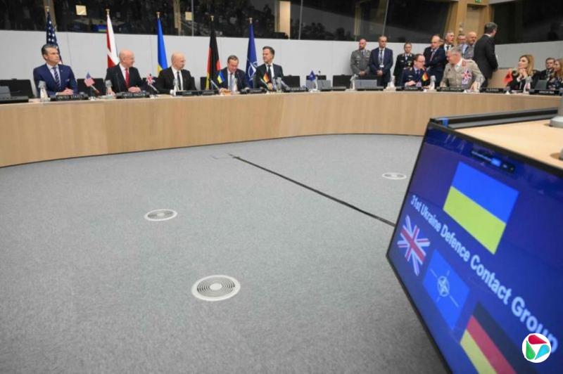 挡风玻璃破裂 美战争部长飞机在英紧急降落