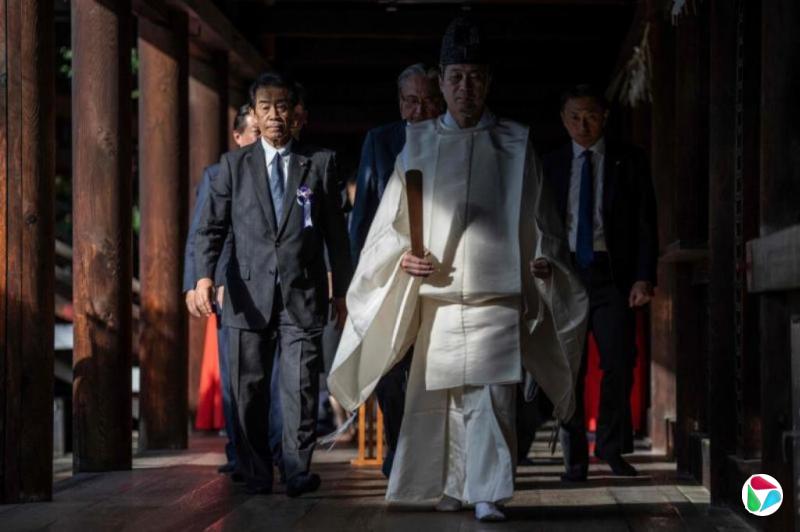 石破茂和高市早苗向靖国神社供奉供品