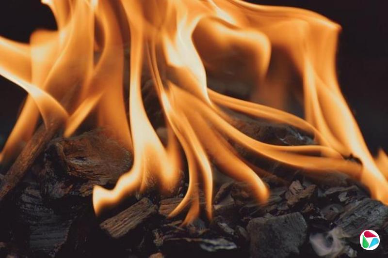 韩国首尔办公大楼发生火灾 10人被困楼顶