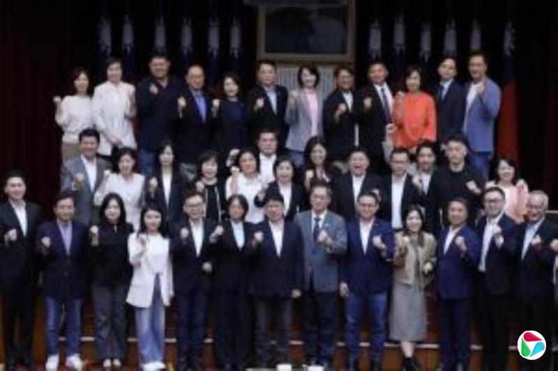 朱立伦月底率逾200名党干部总辞 11月交棒郑丽文