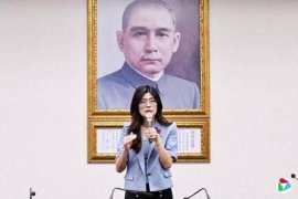 <b>̨ͳ Ůϯ֣˭</b>