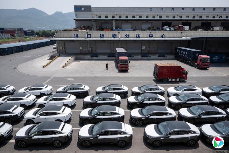 5月,重庆铁路集装箱中心站,等待出口到泰国的电动汽车。