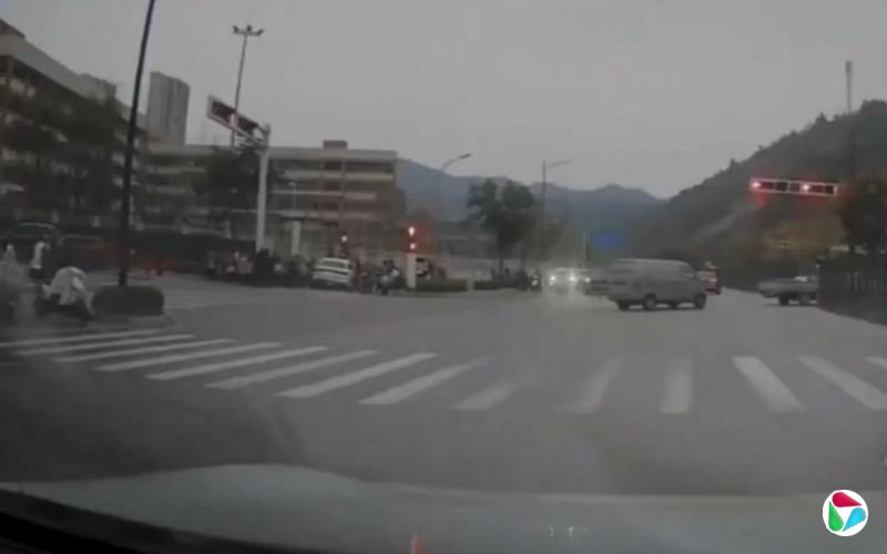 湖北十堰传发生汽车冲撞人群事件 多名学童倒地不起