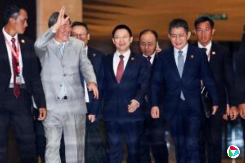 何立峰李成钢抵达会场出席中美第二日经贸谈判