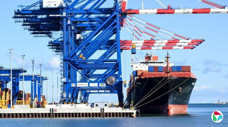 2025年10月19日,货柜船“伊斯坦堡桥号”在波兰格但斯克港卸货。这艘由“海洋传奇”公司营运的船舶完成了“中欧北极快航”(一条穿越北极的新贸易走廊)的货柜试运行。