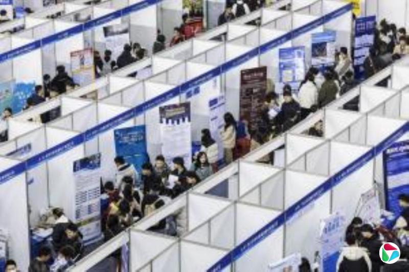 中国9月城镇调查失业率5.2% 比上月降0.1个百分点