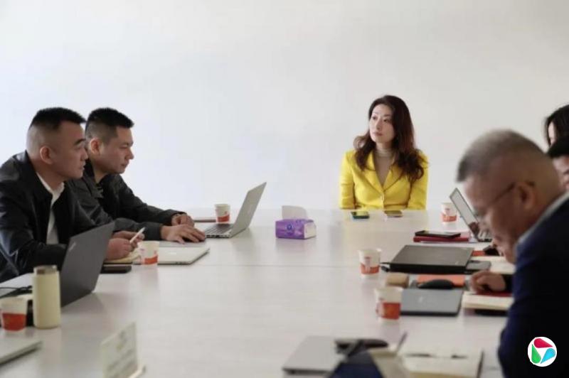 宗馥莉现身宏胜集团会议