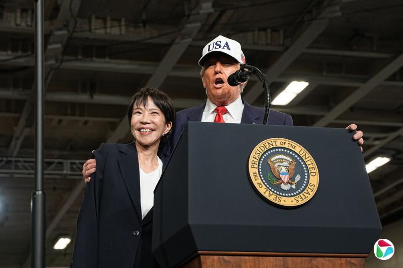 特朗普总统周二在日本横须贺与日本首相高市早苗一同登上“乔治·华盛顿”号航空母舰,向美军部队发表演讲。